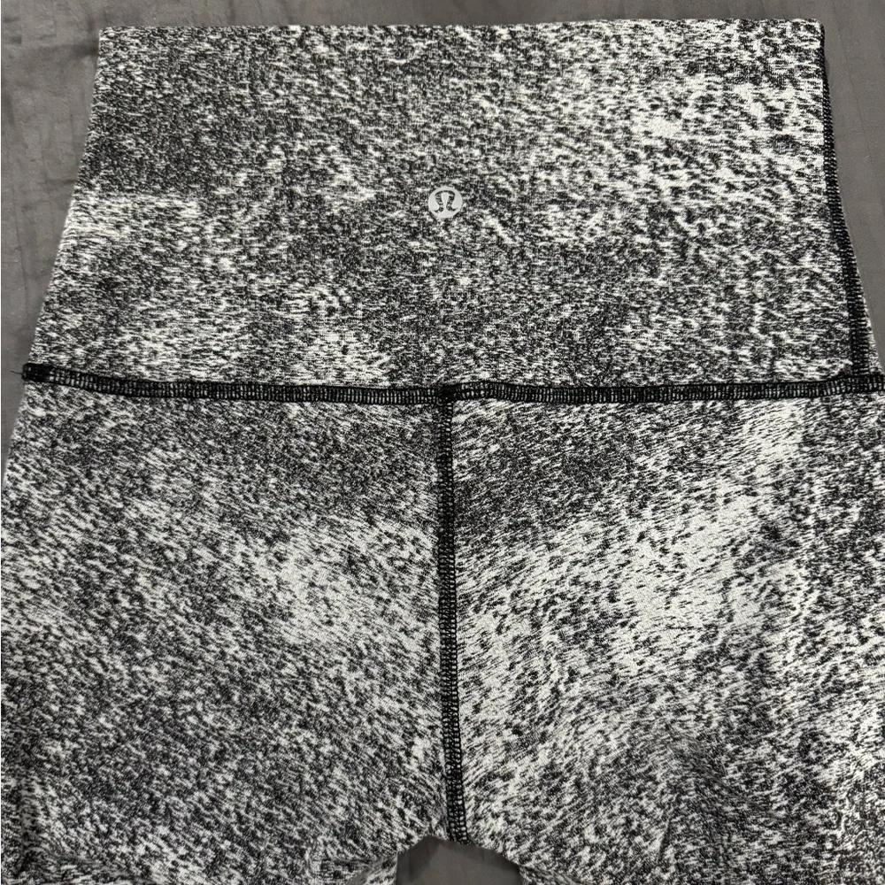 Lululemon Wunder Under Pant (Hi-Rise)
Splatter White Black Size 4 EUC - Picture 4 of 9